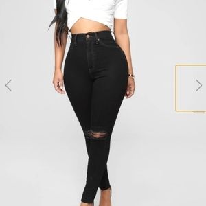 Black highwasited ripped knee jeans